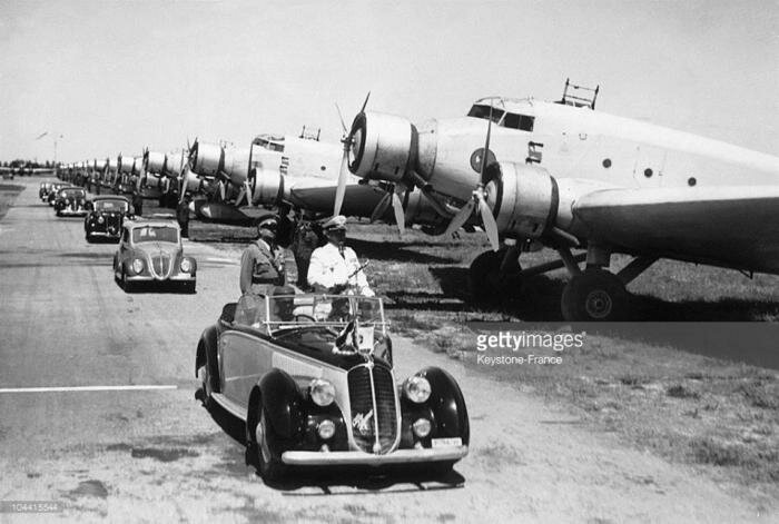 Tripoli 1939, Italo Balbo ed Hermann Göring passano in rassegna uno schieramento di S.81/K14