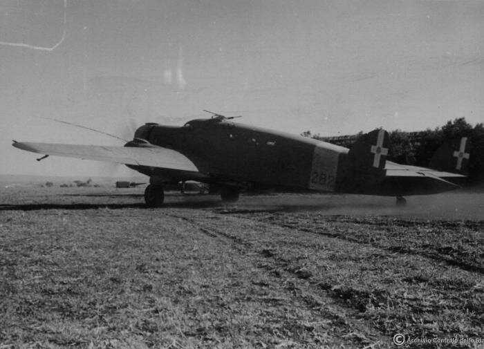 Fine 1941. Savoia Marchetti SM.84 della 282a squadriglia autonoma AS in decentramento e in rullaggio su un campo siciliano