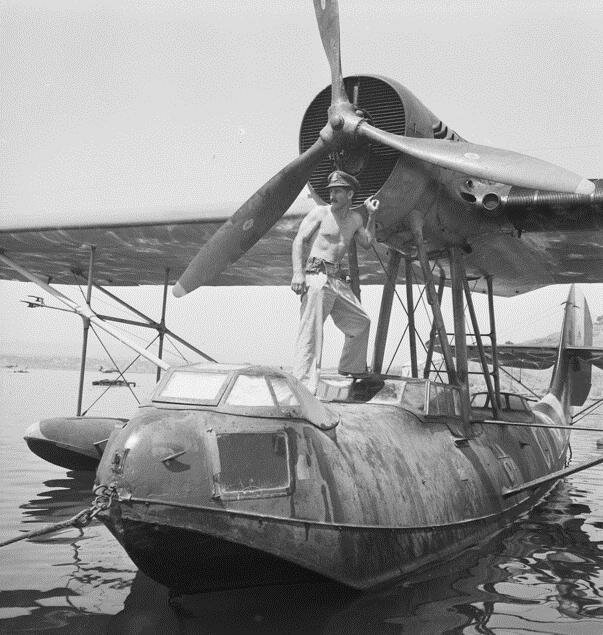 Augusta, settembre 1943. Il Pilot Officer John Hooke del 3° Squadron RAAF raggiunge su una barca a remi e ispeziona un CRDA Cant.Z.501 Gabbiano