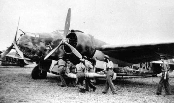 Caricamento di bombe di grosso calibro su un Caproni Ca.135 bis U