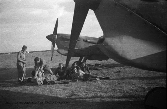 Piloti e specialisti dell’Aviazione Cobelligerante in un momento di riposo nelle vicinanze dei loro Spitfire