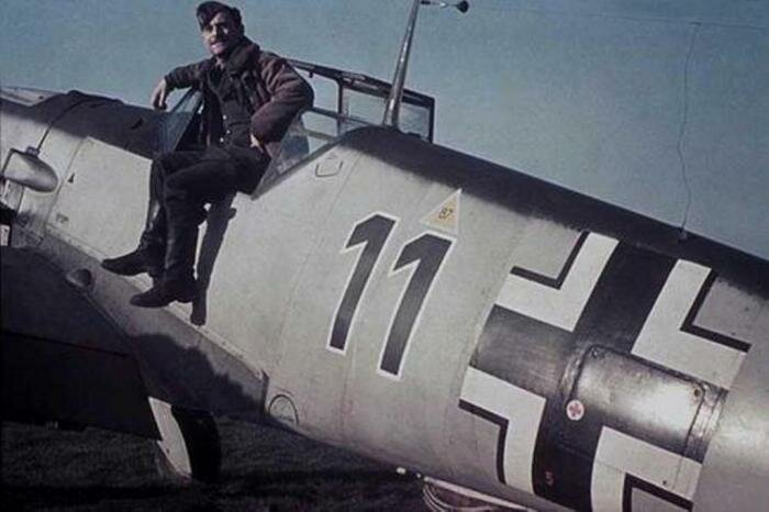 Maldegen (Belgio). Il maresciallo Giuseppe Ruzzin seduto sul bordo della cabina di pilotaggio del Messerschmitt Me.109F “11 nero”.