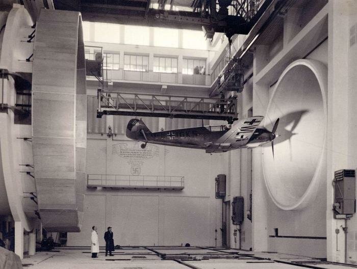 Braunschweig (Germania, 1940); Bf.109E sospeso nella galleria del vento dell’Istituto di Ricerche Aeronautiche “Hermann Göring”