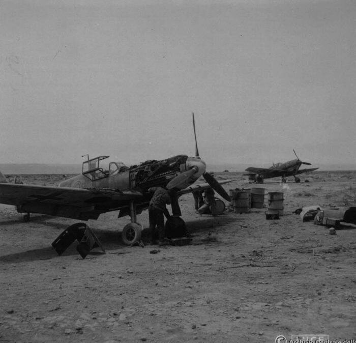 Africa settentrionale, primavera del 1941; manutenzione di Bf.109E della Luftwaffe su un aeroporto di guerra