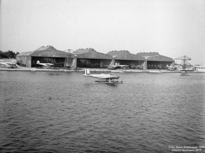 Brindisi 1939. L’idroscalo fotografato dalla motonave «Athen» della Deutschen Levante Linie, sono visibili numerosi esemplari di CRDA Cant.Z.506B; quello in acqua appartiene alla 231a Squadriglia (95° Gruppo, 35° Stormo BM).