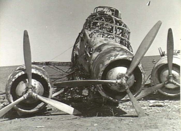 Relitto di un S.81/K.14 su un campo libico occupato dagli inglesi nel corso dell’operazione Kompass