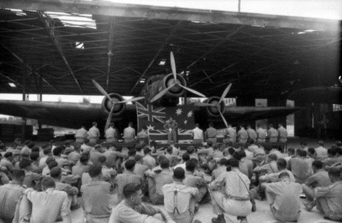 Bari, settembre 1943. Lo Squadron Leader R. Davies, diacono della RAAF, svolge un servizio religioso per commemorare il secondo anniversario della Battaglia d’Inghilterra. La bandiera australiana è legata alle eliche di un SM.81/K14