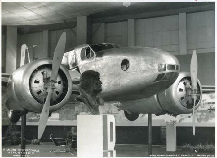 Fiera di Milano, Salone Internazionale Aeronautico, ottobre 1937. Due inquadrature del Caproni Ca.310 Libeccio MM.29809, il velivolo appartiene alla I serie di produzione CAB 