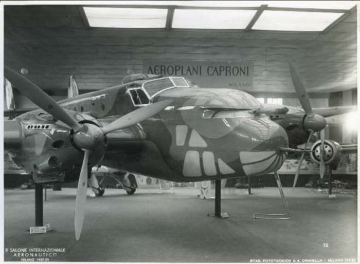 L’esemplare di Caproni Ca.135 I.F. Asso esposto presso la Fiera di Milano, Salone Internazionale Aeronautico nell’ottobre 1937