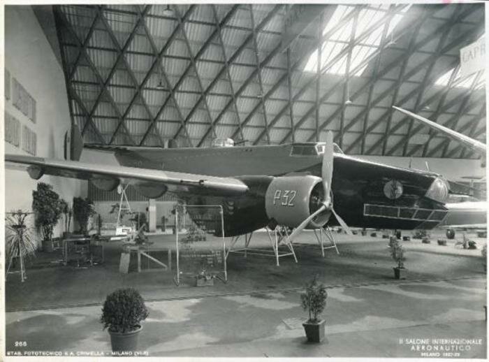 Piaggio P.32 II serie con motori Piaggio P.XI esposto al II Salone Aeronautico di Milano dell'ottobre 1937
