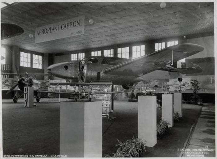 Fiera di Milano, Salone Internazionale Aeronautico, ottobre 1937. Due inquadrature del Caproni Ca.310 Libeccio MM.29809, il velivolo appartiene alla I serie di produzione CAB