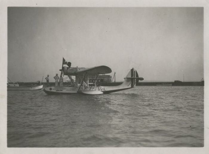 Djibouti (Côte Française des Somalis) ottobre 1934. Il CRDA Cant.Z.501 I-AGIL, di ritorno in Italia dopo la conquista del primato del mondo di distanza (18-19 ottobre 1934), in sosta nel porto