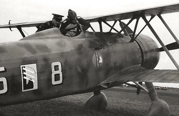 Pilota della Luftwaffe al posto di pilotaggio di un Fiat CR.42 Falco del CAI