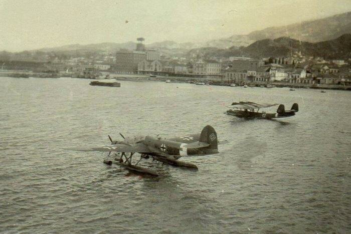 Patrasso (Grecia). Uno dei CRDA Cant.Z.506B Airone utilizzato dalla Luftwaffe successivamente all’armistizio e un Dornier Do.24 alla fonda nelle acque del porto