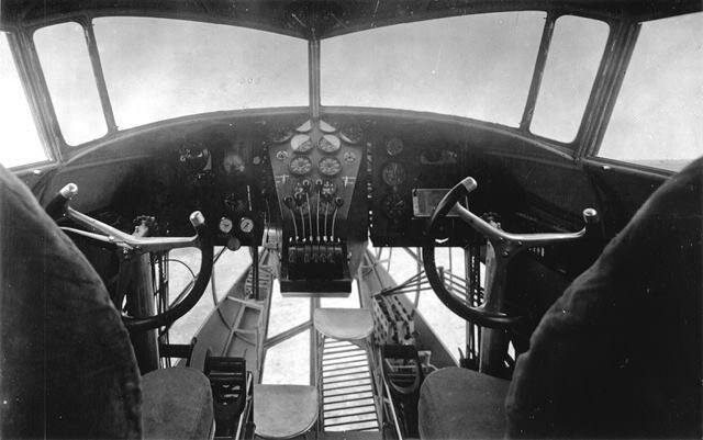 Cabina di pilotaggio del Savoia Marchetti S.81 bimotore