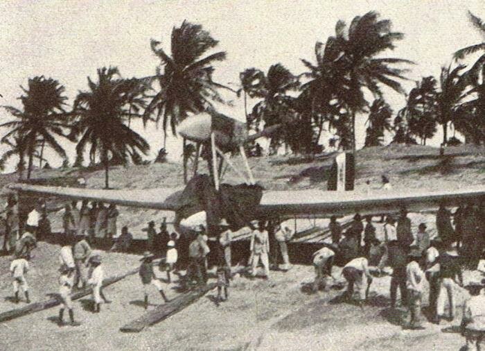 I pescatori di Touros spingono l'aereo tra le dune