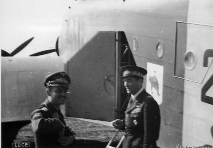Fronte russo, estate 1942. Il generale Enrico Pezzi ed un ufficiale tedesco vicino ad un Savoia Marchetti S.81