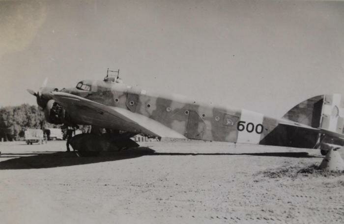 Savoia Marchetti S.81/K14 preda bellica su un aeroporto libico